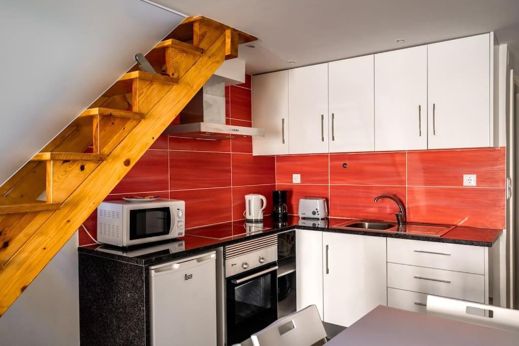 Charming With Ac And Loft On Ground Floor